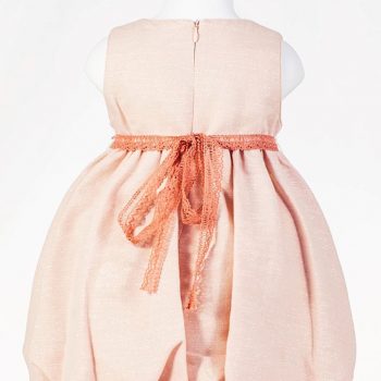 Vestido trasera arras niña en lamé rosa con detalle floral en cintura y falda abullonada