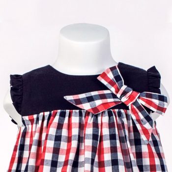 Detalle delantero del vestido bebé de cuadritos en marino y rojo