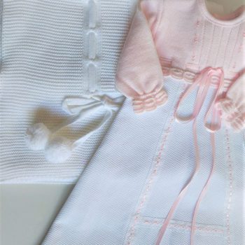 Outfit de bebé niña detalle de la toquilla blanca con pom pom