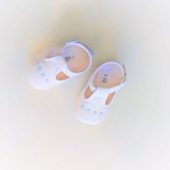 Sandalia bebé pre andante blanco con bodoques celeste