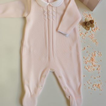Pelele delantera bebé en punto con cuello y bordados a mano en tono rosa y blanco