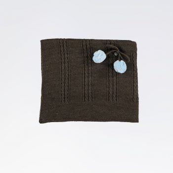 Toquilla bebé en punto tricot color marrón con azul celeste