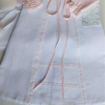 Outfit bebé niña detalle del trabajo en la falda del faldón.