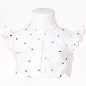 Detalle de la blusita del conjunto bebé en tono blanco con marino