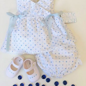 Outfit compuesto de conjunto bebé y zapatitos en topos azules