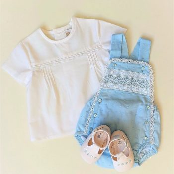 Outfit compuesto por peto bebé, camisita bordada a mano y sandalias de pre andante