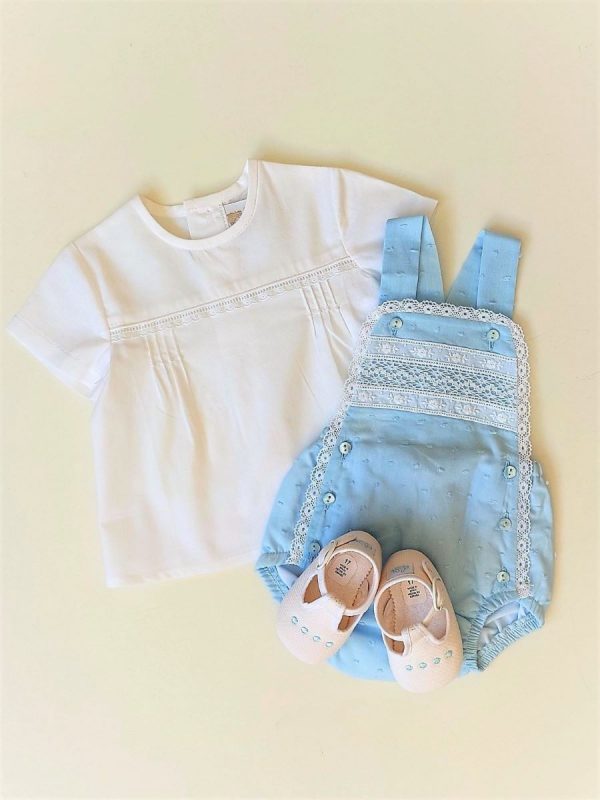 Outfit compuesto por peto bebé, camisita bordada a mano y sandalias de pre andante